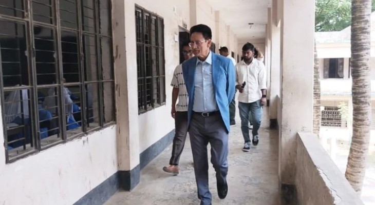 মানিকগঞ্জে এসএসসি পরীক্ষাকেন্দ্রে আকস্মিক পরিদর্শনে শিক্ষামন্ত্রী